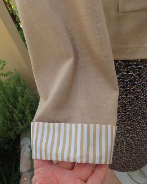 Chic wheat colour long sleeve polyester stretch jacket.Close with 1 button.Wide open collar.Size 38