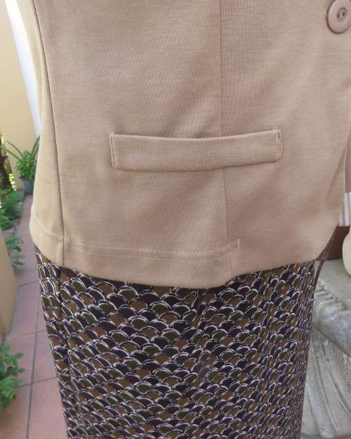 Chic wheat colour long sleeve polyester stretch jacket.Close with 1 button.Wide open collar.Size 38