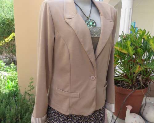 Chic wheat colour long sleeve polyester stretch jacket.Close with 1 button.Wide open collar.Size 38