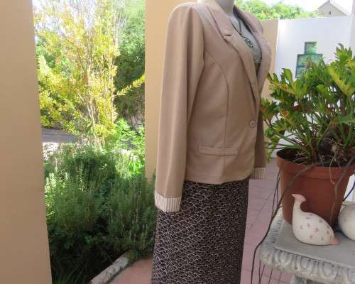 Chic wheat colour long sleeve polyester stretch jacket.Close with 1 button.Wide open collar.Size 38