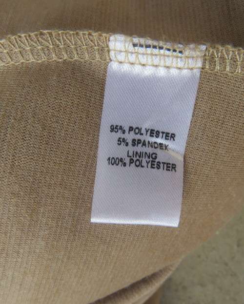 Chic wheat colour long sleeve polyester stretch jacket.Close with 1 button.Wide open collar.Size 38