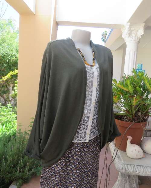 Knitted shrug in dark olive green polyester stretch knit.Size 42/18 by AMARA.Bolero front.As new.