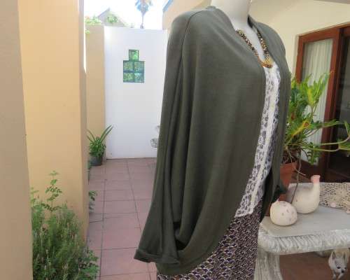 Knitted shrug in dark olive green polyester stretch knit.Size 42/18 by AMARA.Bolero front.As new.
