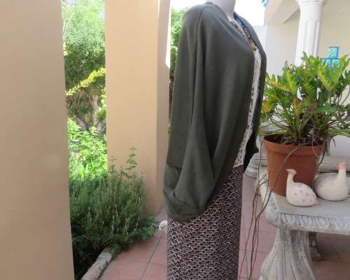 Knitted shrug in dark olive green polyester stretch knit.Size 42/18 by AMARA.Bolero front.As new.