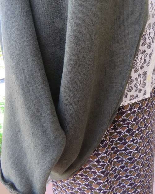 Knitted shrug in dark olive green polyester stretch knit.Size 42/18 by AMARA.Bolero front.As new.