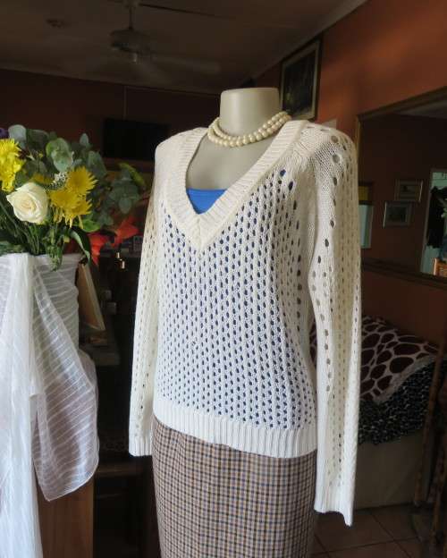 Perfect cream WOOLWORTHS lace stitch knitted V neck sweater in 100% acrylic knit.Size 40/16.As new