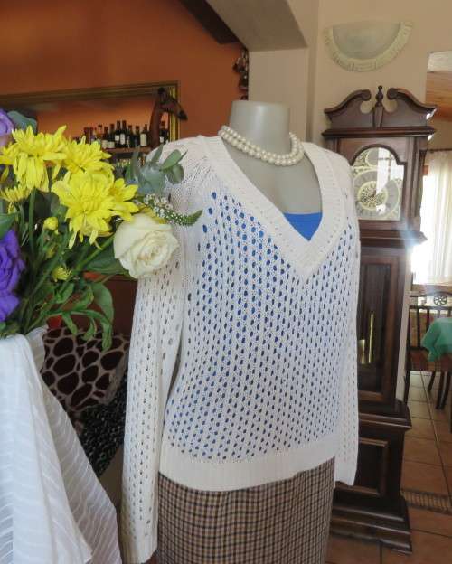 Perfect cream WOOLWORTHS lace stitch knitted V neck sweater in 100% acrylic knit.Size 40/16.As new