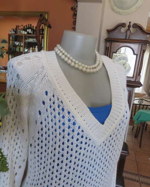 Perfect cream WOOLWORTHS lace stitch knitted V neck sweater in 100% acrylic knit.Size 40/16.As new