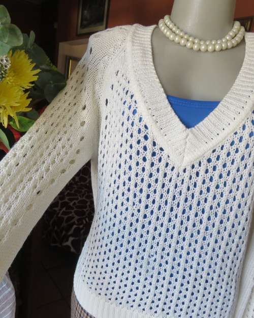 Perfect cream WOOLWORTHS lace stitch knitted V neck sweater in 100% acrylic knit.Size 40/16.As new
