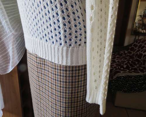 Perfect cream WOOLWORTHS lace stitch knitted V neck sweater in 100% acrylic knit.Size 40/16.As new