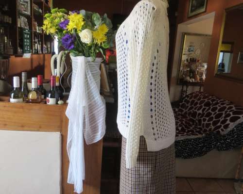 Perfect cream WOOLWORTHS lace stitch knitted V neck sweater in 100% acrylic knit.Size 40/16.As new