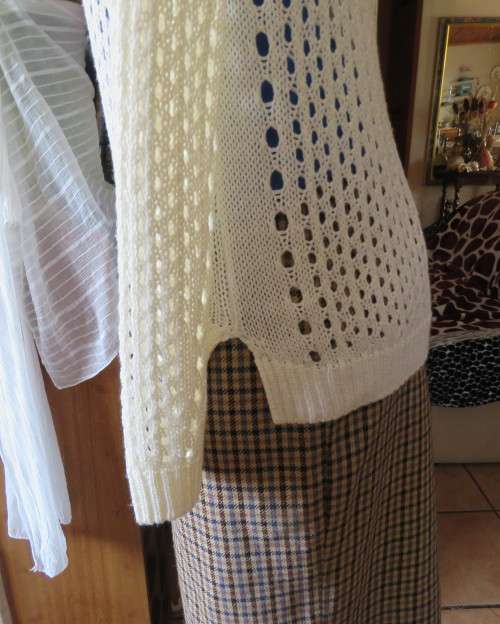 Perfect cream WOOLWORTHS lace stitch knitted V neck sweater in 100% acrylic knit.Size 40/16.As new