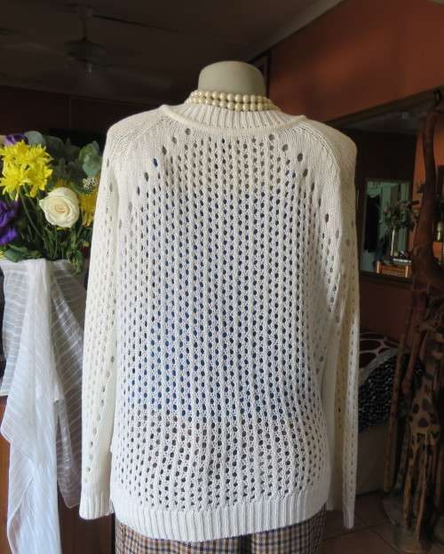 Perfect cream WOOLWORTHS lace stitch knitted V neck sweater in 100% acrylic knit.Size 40/16.As new