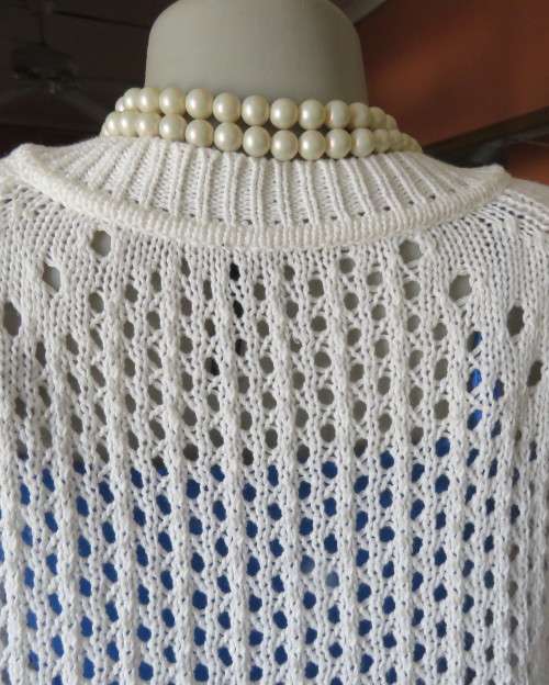 Perfect cream WOOLWORTHS lace stitch knitted V neck sweater in 100% acrylic knit.Size 40/16.As new