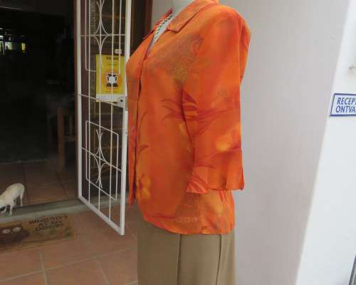 Bright orange/brick colour patterned button down top with collar by ZOEY size 36/12.Flare cuffs.