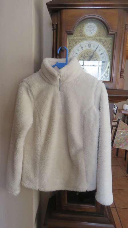Warm and cosy light cream fleezy long sleeve top size 30/6 by REAL CLOTHING.Hight collar with zip.
