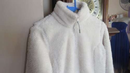 Warm and cosy light cream fleezy long sleeve top size 30/6 by REAL CLOTHING.Hight collar with zip.