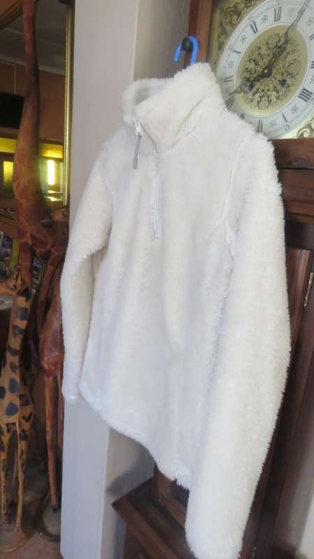 Warm and cosy light cream fleezy long sleeve top size 30/6 by REAL CLOTHING.Hight collar with zip.