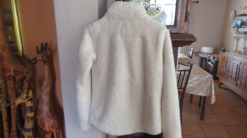 Warm and cosy light cream fleezy long sleeve top size 30/6 by REAL CLOTHING.Hight collar with zip.