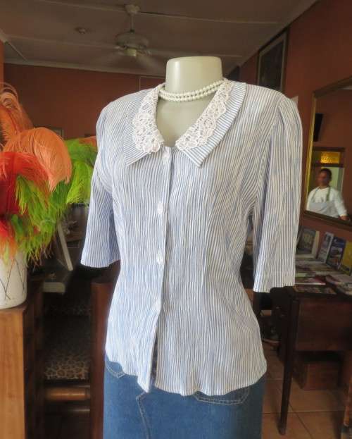 Elegant creased poly/rayon vertical striped blue/white short sleeve top by TRUWORTHS 34/10.As new