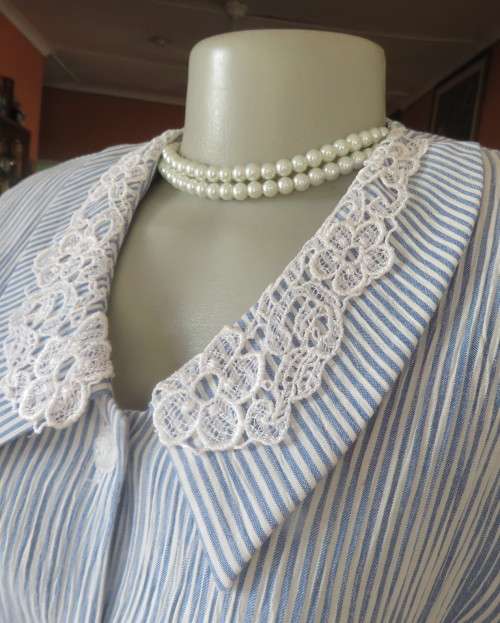Elegant creased poly/rayon vertical striped blue/white short sleeve top by TRUWORTHS 34/10.As new