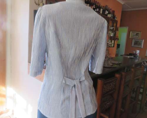 Elegant creased poly/rayon vertical striped blue/white short sleeve top by TRUWORTHS 34/10.As new