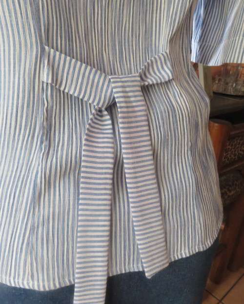 Elegant creased poly/rayon vertical striped blue/white short sleeve top by TRUWORTHS 34/10.As new
