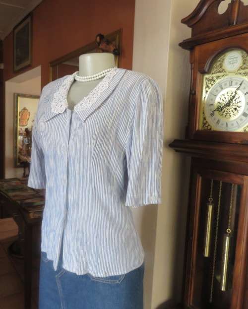 Elegant creased poly/rayon vertical striped blue/white short sleeve top by TRUWORTHS 34/10.As new