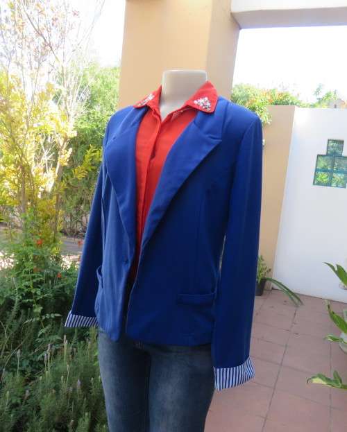 Royal blue short modern long sleeve jacket closing with 1 button. By FASHION EXPRESS. Size 38.As new