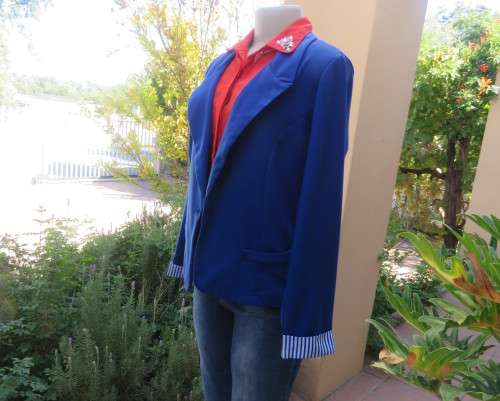 Royal blue short modern long sleeve jacket closing with 1 button. By FASHION EXPRESS. Size 38.As new
