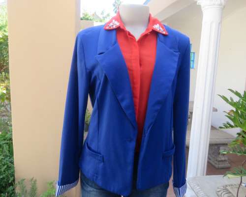 Royal blue short modern long sleeve jacket closing with 1 button. By FASHION EXPRESS. Size 38.As new
