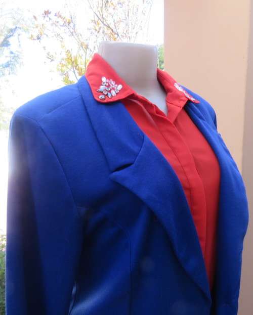 Royal blue short modern long sleeve jacket closing with 1 button. By FASHION EXPRESS. Size 38.As new