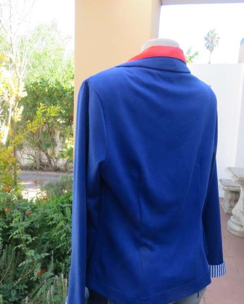 Royal blue short modern long sleeve jacket closing with 1 button. By FASHION EXPRESS. Size 38.As new