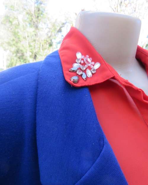 Royal blue short modern long sleeve jacket closing with 1 button. By FASHION EXPRESS. Size 38.As new