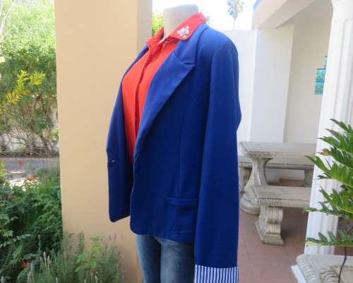 Royal blue short modern long sleeve jacket closing with 1 button. By FASHION EXPRESS. Size 38.As new