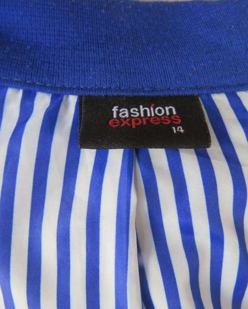Royal blue short modern long sleeve jacket closing with 1 button. By FASHION EXPRESS. Size 38.As new