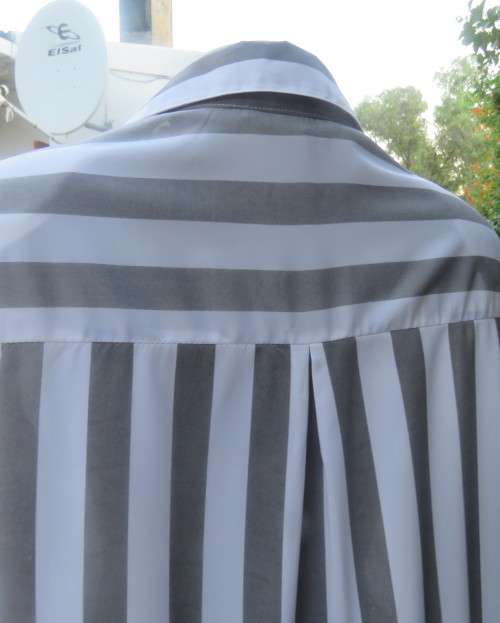 Fabulous extra long top/shirt in grey/white vertical stripes. Yoked. Elbow length sleeves.Size 40/16