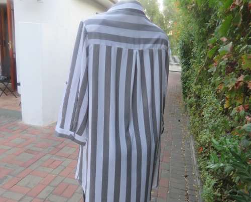 Fabulous extra long top/shirt in grey/white vertical stripes. Yoked. Elbow length sleeves.Size 40/16