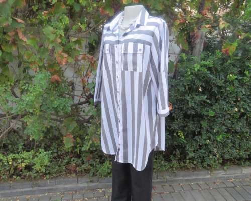 Fabulous extra long top/shirt in grey/white vertical stripes. Yoked. Elbow length sleeves.Size 40/16