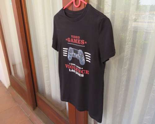 Handsome black 100% cotton short sleeve T Shirt for boy 9 to 10 yrs old. Video games Logo.As new.