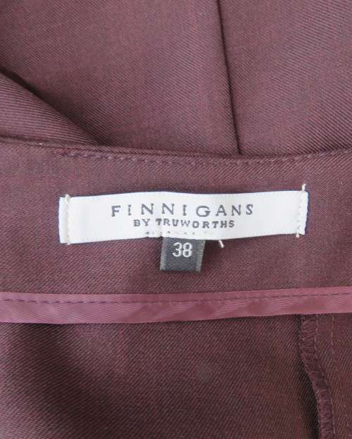 Elegant raisin colour medium length skirt.Bandless with zip at back.Pleats on bottom sides.Size 38