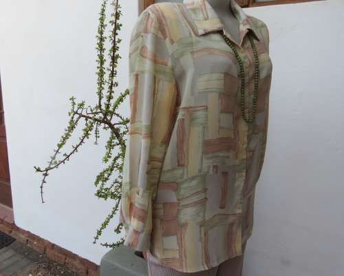 Tastefully graphic printed long sleeve top in soft colours.Button down with shirt collar.Size 36/12