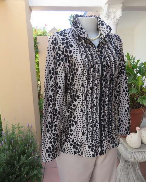 Amazing cream/black shiny animal print zip up new top in silk/poly opaque fabric.Size 34/10