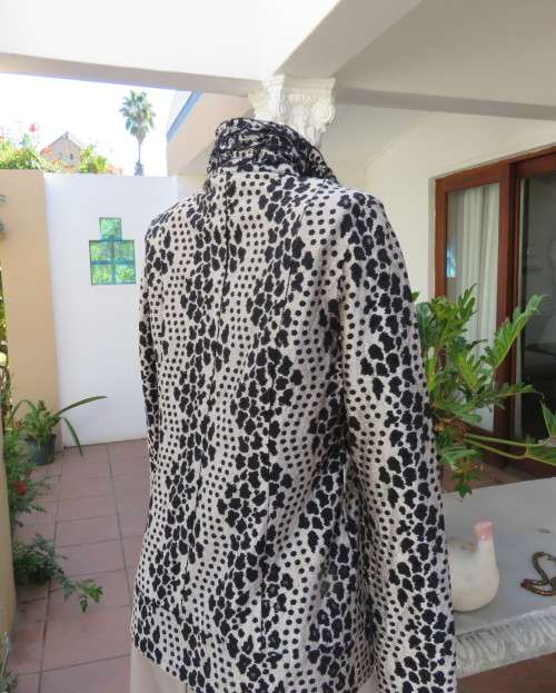 Amazing cream/black shiny animal print zip up new top in silk/poly opaque fabric.Size 34/10