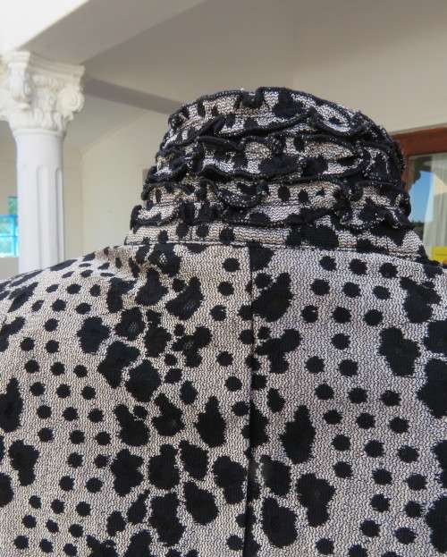 Amazing cream/black shiny animal print zip up new top in silk/poly opaque fabric.Size 34/10