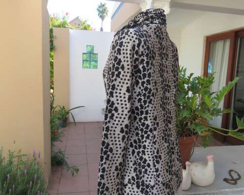 Amazing cream/black shiny animal print zip up new top in silk/poly opaque fabric.Size 34/10