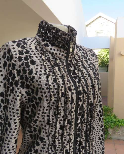 Amazing cream/black shiny animal print zip up new top in silk/poly opaque fabric.Size 34/10