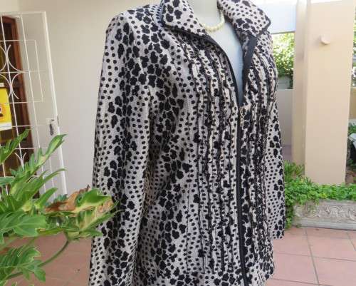 Amazing cream/black shiny animal print zip up new top in silk/poly opaque fabric.Size 34/10