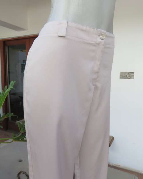Elegant straight legged beige polycotton pants with some tapering.Med rise.Size 40/16.New condition.