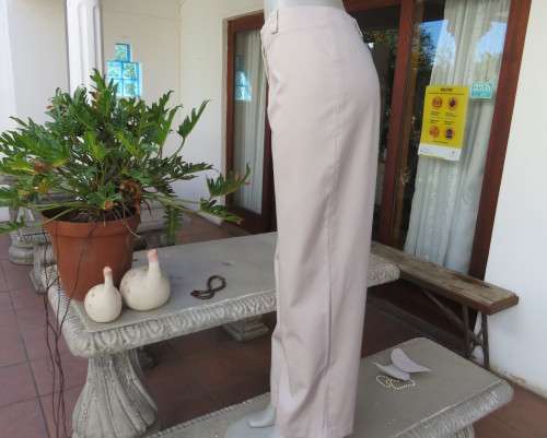 Elegant straight legged beige polycotton pants with some tapering.Med rise.Size 40/16.New condition.
